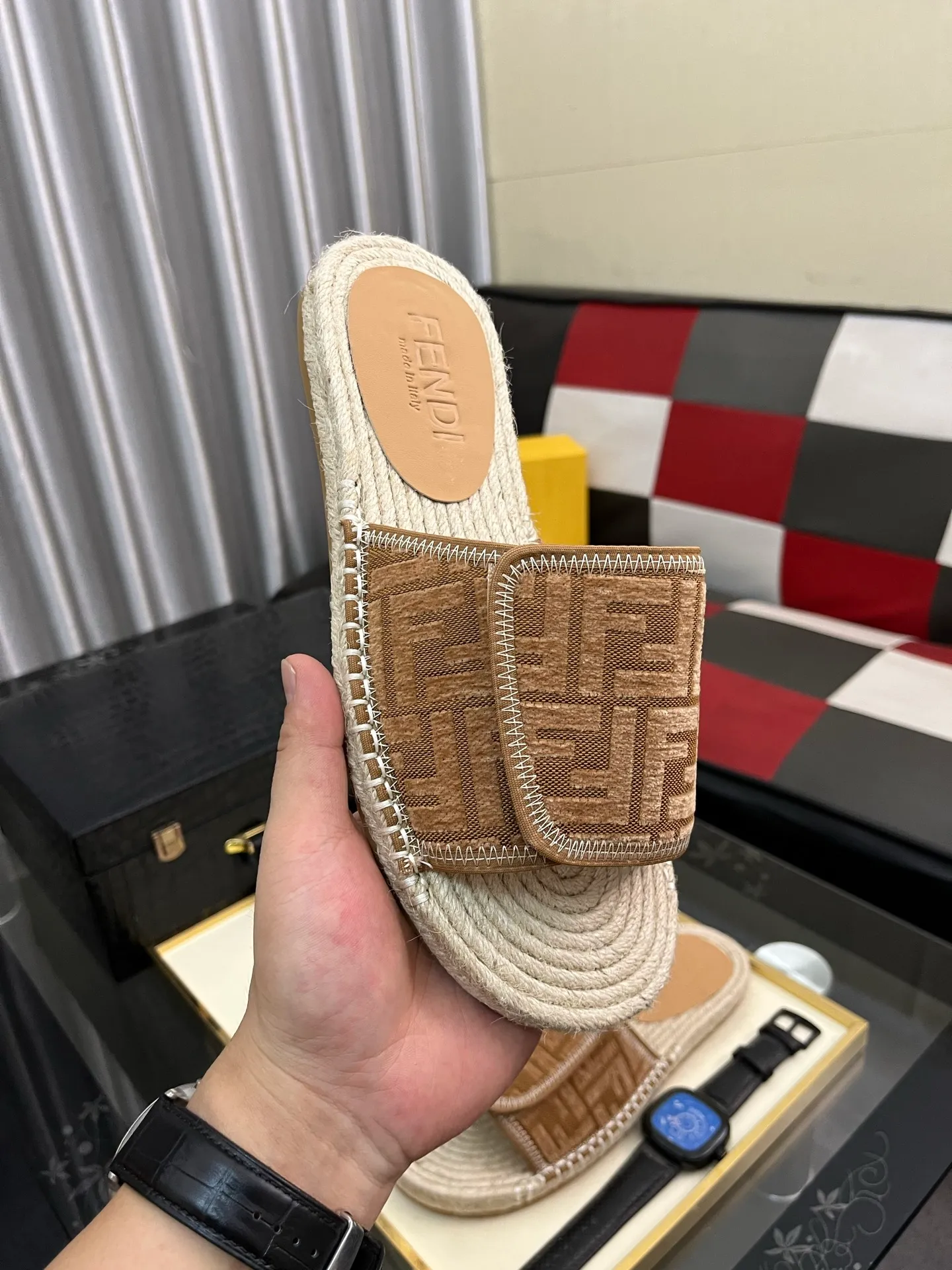 Men's shoes💰320⌚️⌚️[FENDI~Fendi slippers] High-end men's shoes brand official website 1:1 latest masterpiece: original mold customization, fabrics made of imported original materials, upgraded outsole, lighter, top quality in the market, simple and tasteful, a must-have for fashionistas, fashion is at your feet, full of confidence, the same style at the counter👍The season of summer slippers is here. Yardage: 38-44. Can be customized45.46.47